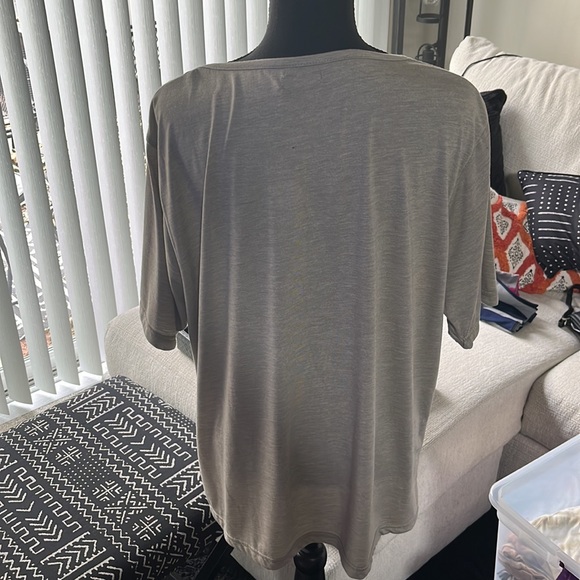 Boohoo | V-Neck Short Sleeve Tee - Picture 5 of 6